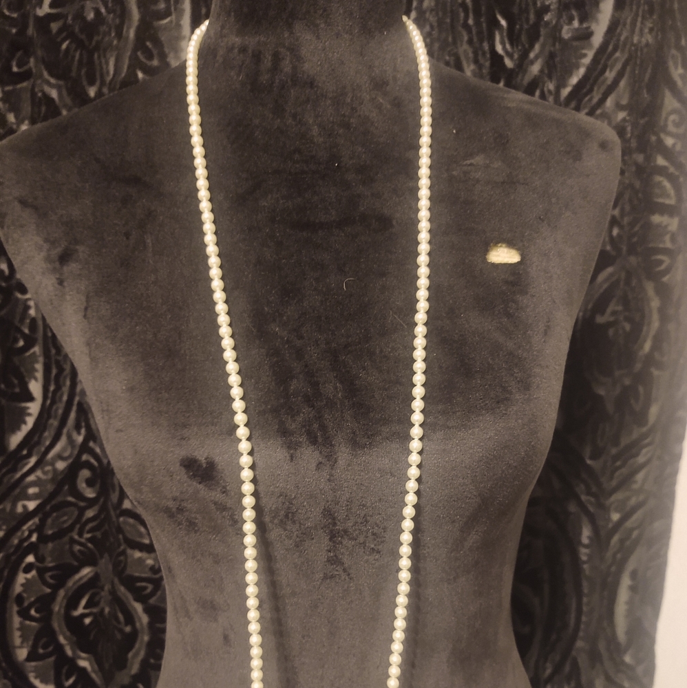 White pearl necklace 24 in